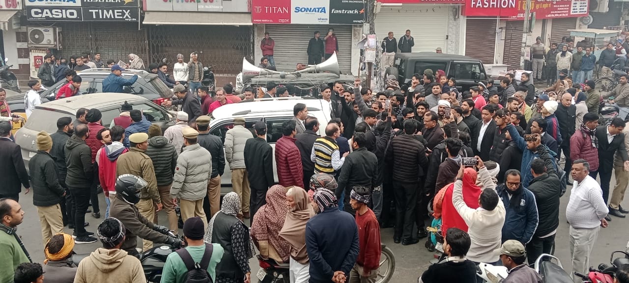 हाईकोर्ट बेंच की मांग के समर्थन में रुड़की रोड पर नारेबाजी करते अधिवक्ता : संवाद हाईकोर्ट बेंच की मांग के समर्थन में रुड़की रोड पर नारेबाजी करते अधिवक्ता : संवाद