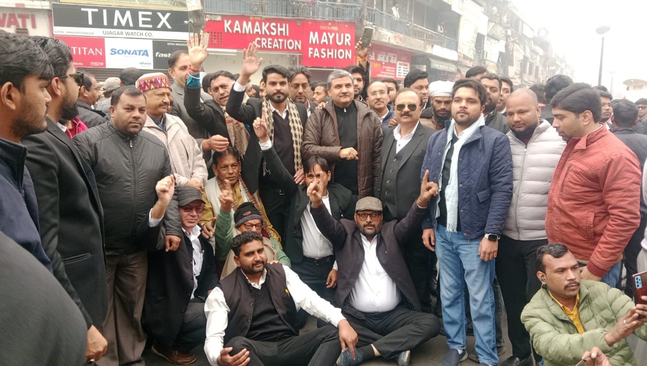हाईकोर्ट बेंच की मांग के समर्थन में रुड़की रोड पर नारेबाजी करते अधिवक्ता : संवाद हाईकोर्ट बेंच की मांग के समर्थन में रुड़की रोड पर नारेबाजी करते अधिवक्ता : संवाद