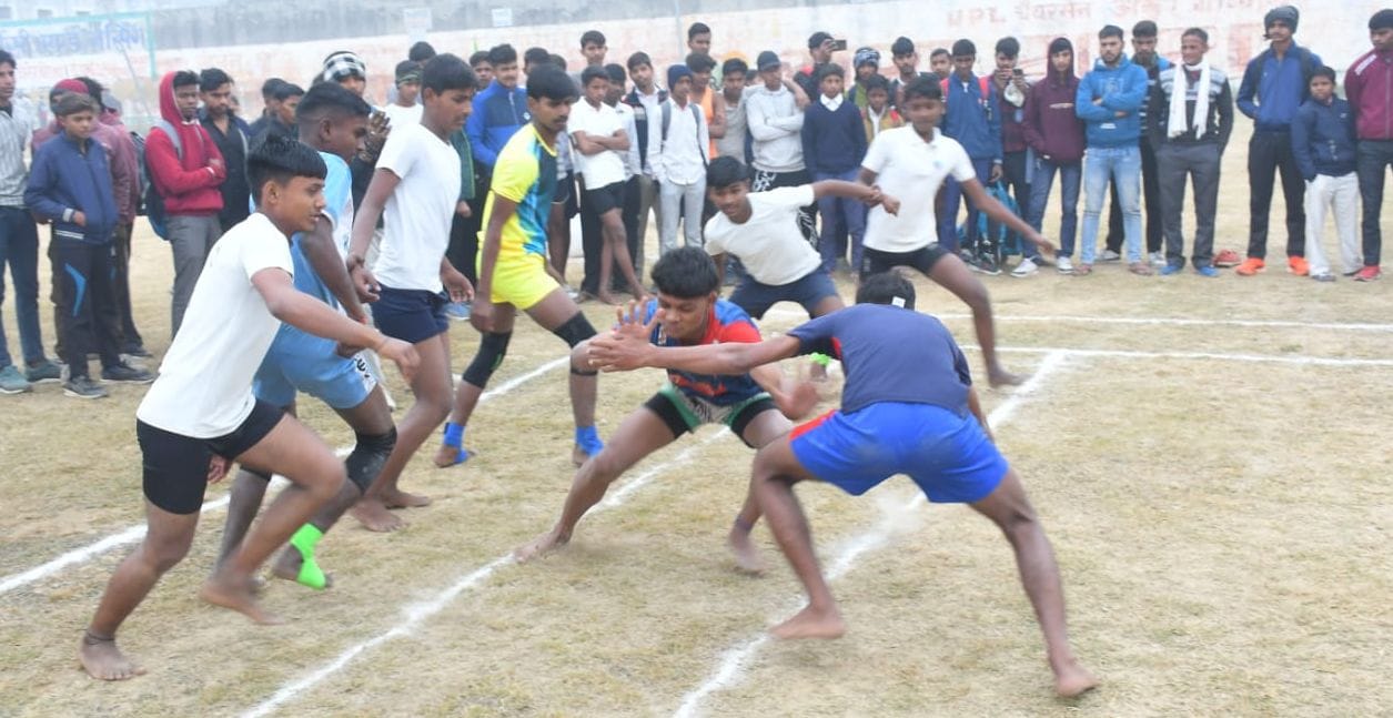 कबड्डी खेलते खिलाड़ी। स्रोत विभाग कबड्डी खेलते खिलाड़ी। स्रोत विभाग