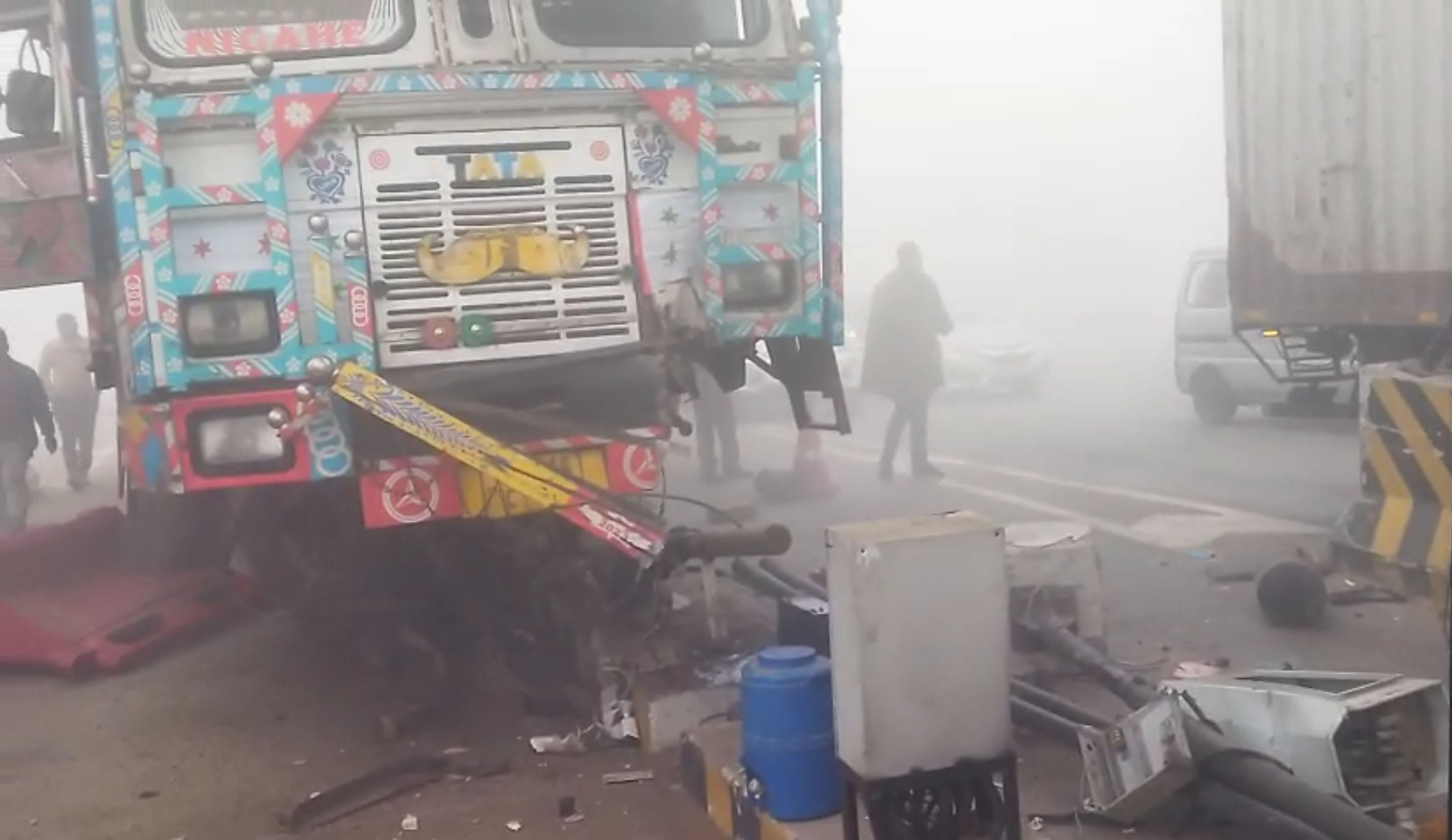 कोहरे में टॉल बूथ  पर चढ़ा ट्रक। संवाद