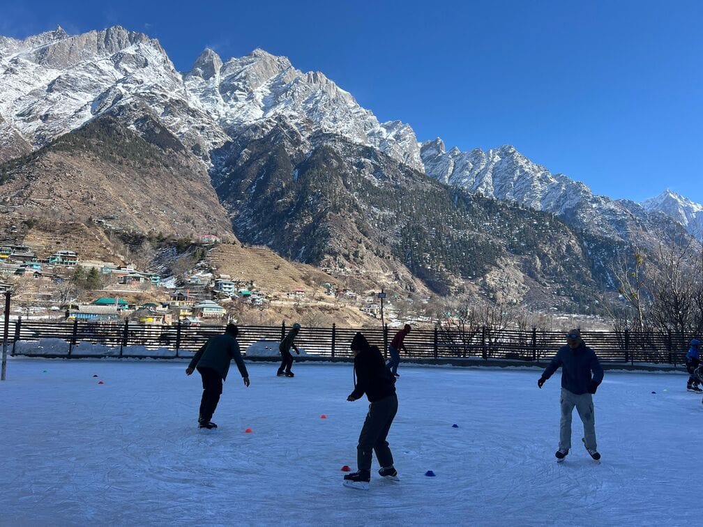 किन्नौर के कल्पा में रास्ते पर जमी बर्फ। संवाद किन्नौर के कल्पा में रास्ते पर जमी बर्फ। संवाद