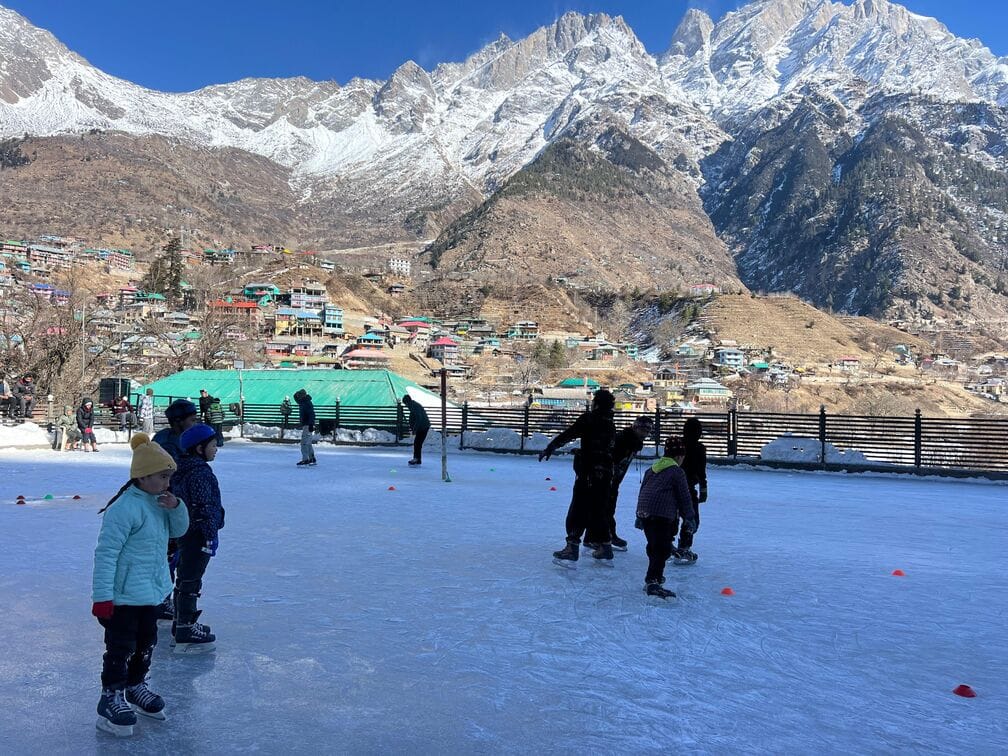 किन्नौर के कल्पा में रास्ते पर जमी बर्फ। संवाद किन्नौर के कल्पा में रास्ते पर जमी बर्फ। संवाद