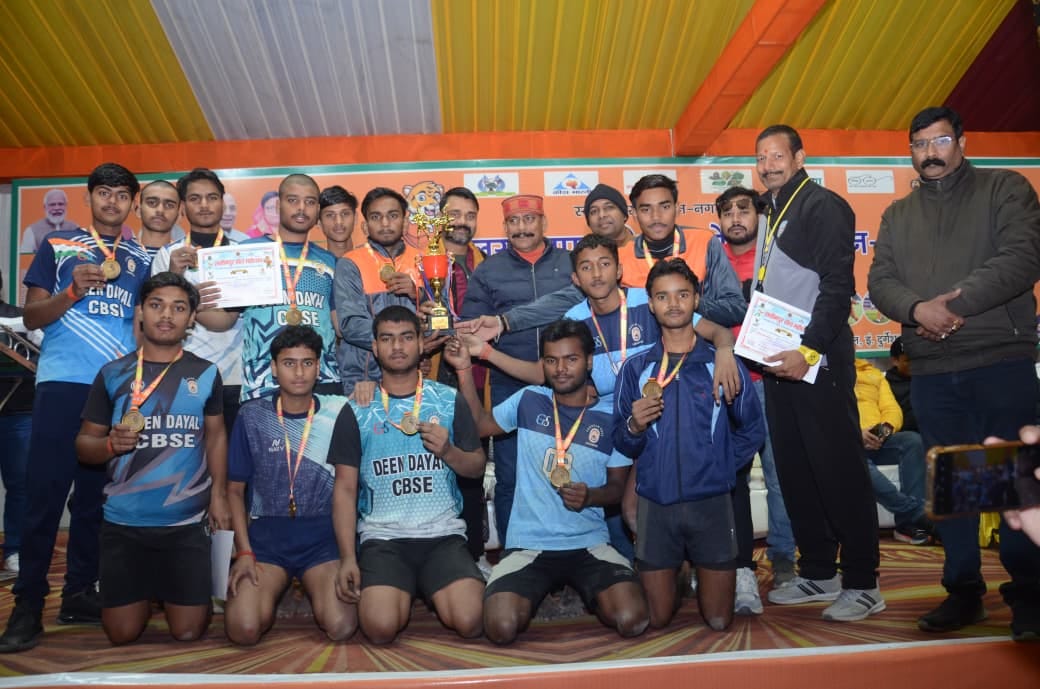 खेल महोत्सव में वॉलीबॉल टूर्नामेंट में भिड़ते खिलाड़ी। संवाद