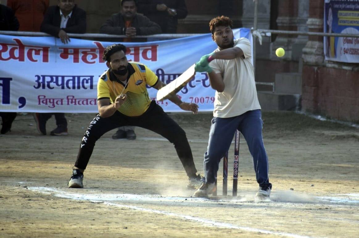 खेल महोत्सव में वॉलीबॉल टूर्नामेंट में भिड़ते खिलाड़ी। संवाद