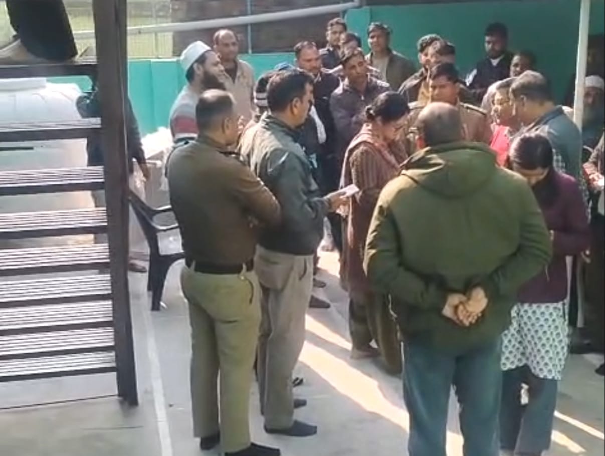 मस्जिद के अनाधिकृत हिस्से को सील की कार्रवाई के दौरान उपस्थित टीम: जागरूक पाठक