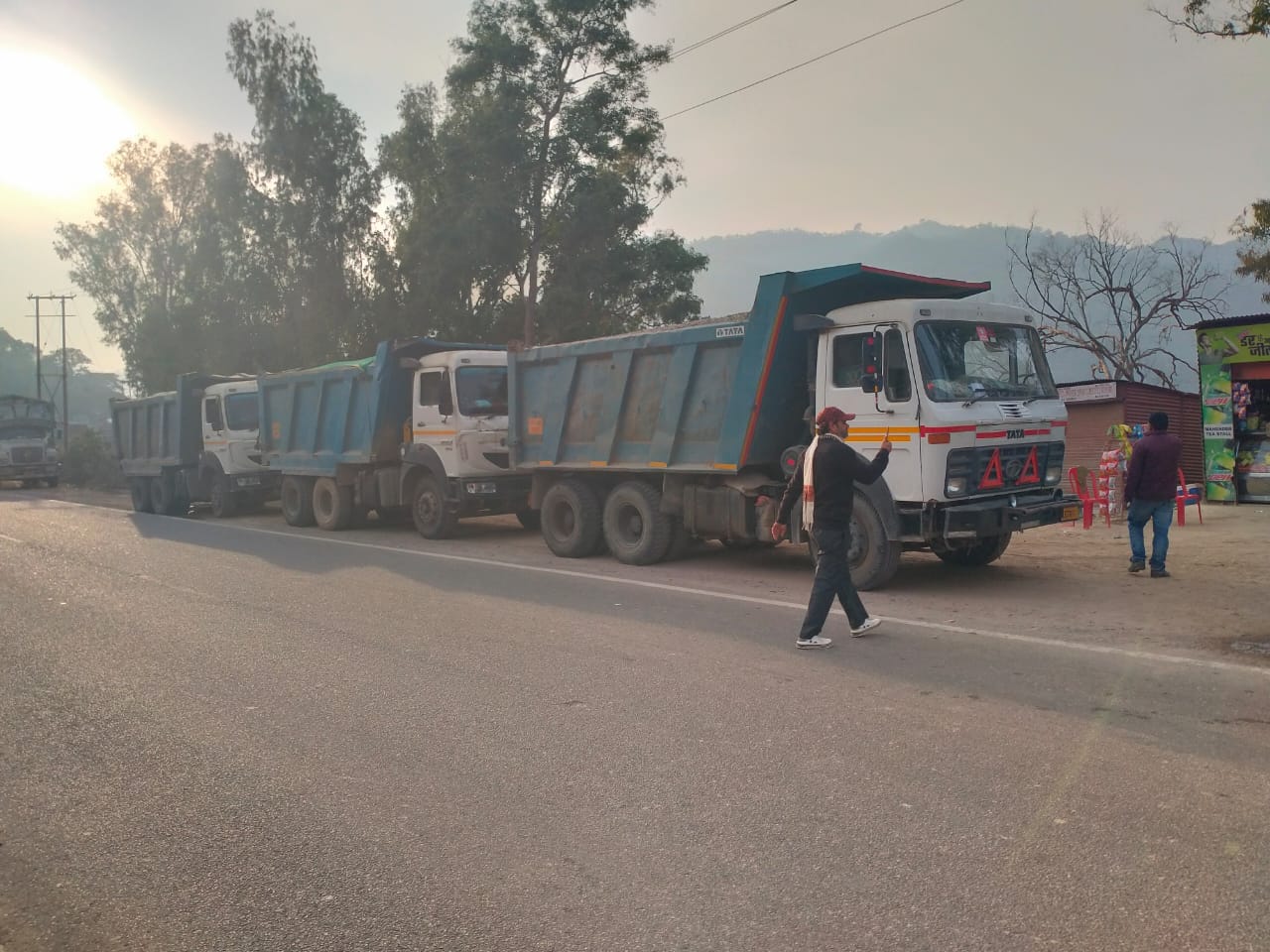 मंडी भराड़ी के पास टिपर यूनियन ने रुकवाई फोरलेन निर्माण कंपनी की गाड़ियां। स्रोत: यूनियन मंडी भराड़ी के पास टिपर यूनियन ने रुकवाई फोरलेन निर्माण कंपनी की गाड़ियां। स्रोत: यूनियन