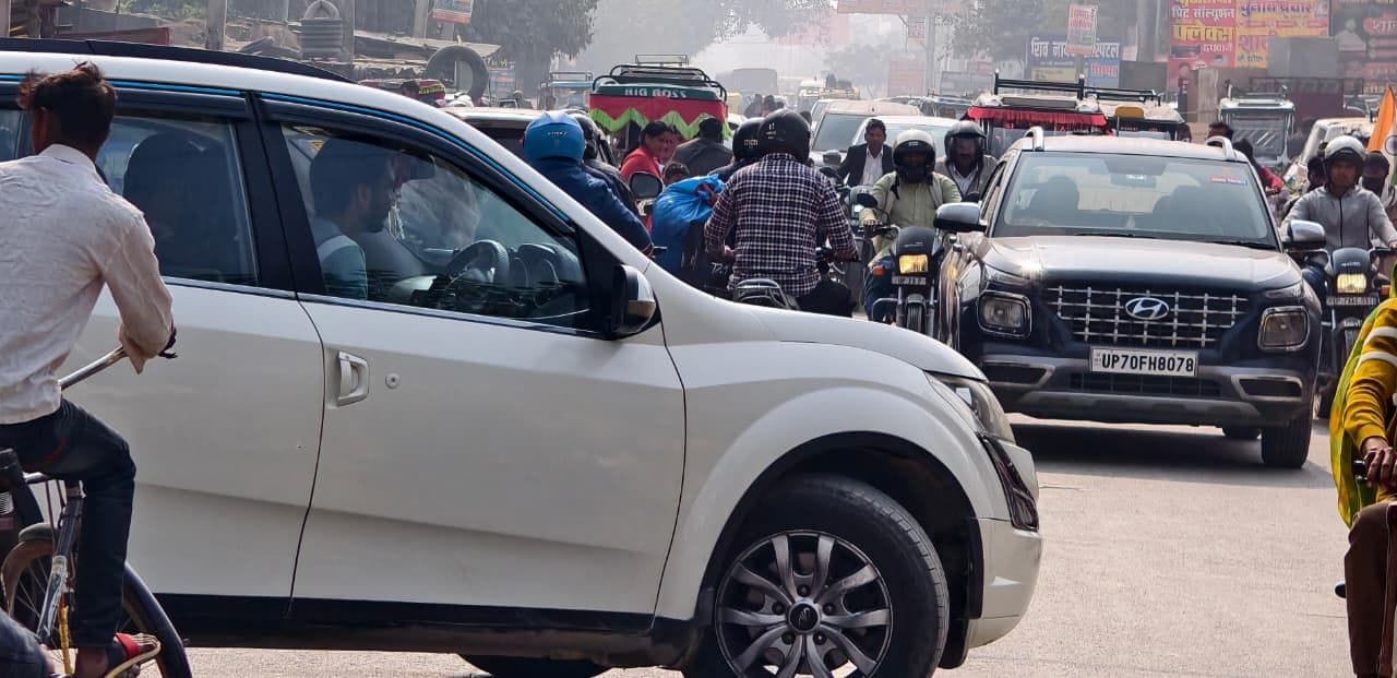 मेडिकल कॉलेज के सामने जाम लगने से राहगीर परेशान। संवाद मेडिकल कॉलेज के सामने जाम लगने से राहगीर परेशान। संवाद