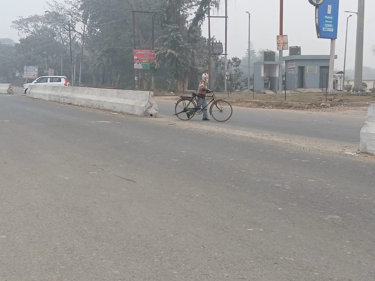 निगोही में हाईवे पर नहीं पड़ी सफेद पट्टी। संवाद निगोही में हाईवे पर नहीं पड़ी सफेद पट्टी। संवाद