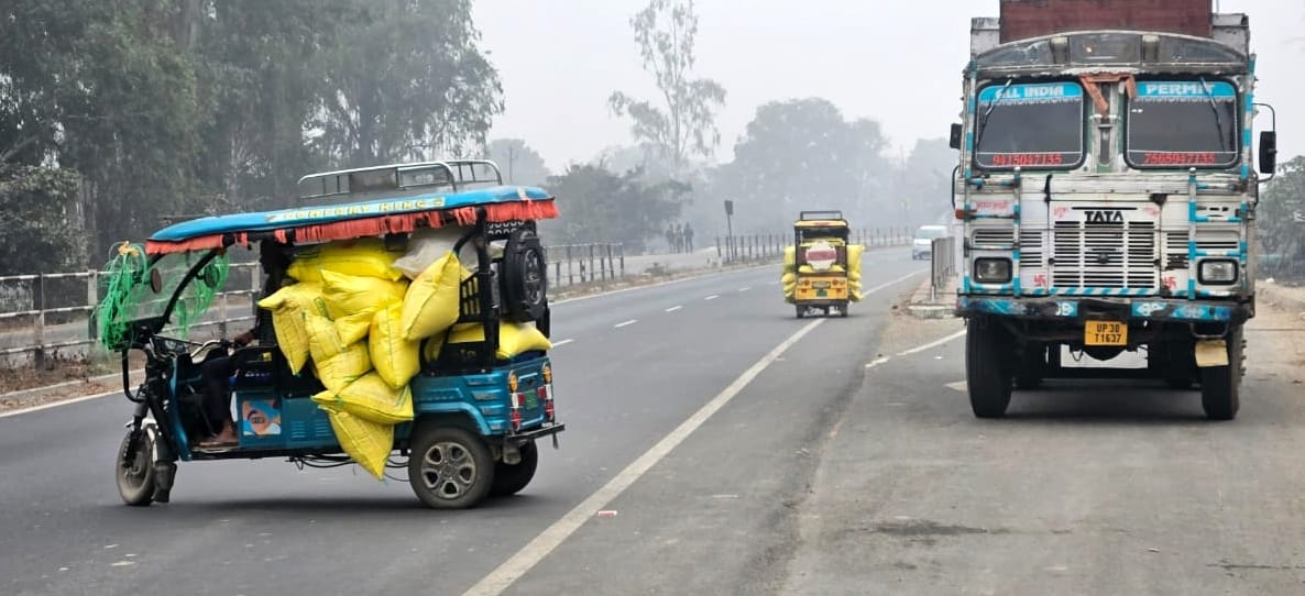 निगोही में हाईवे पर नहीं पड़ी सफेद पट्टी। संवाद निगोही में हाईवे पर नहीं पड़ी सफेद पट्टी। संवाद