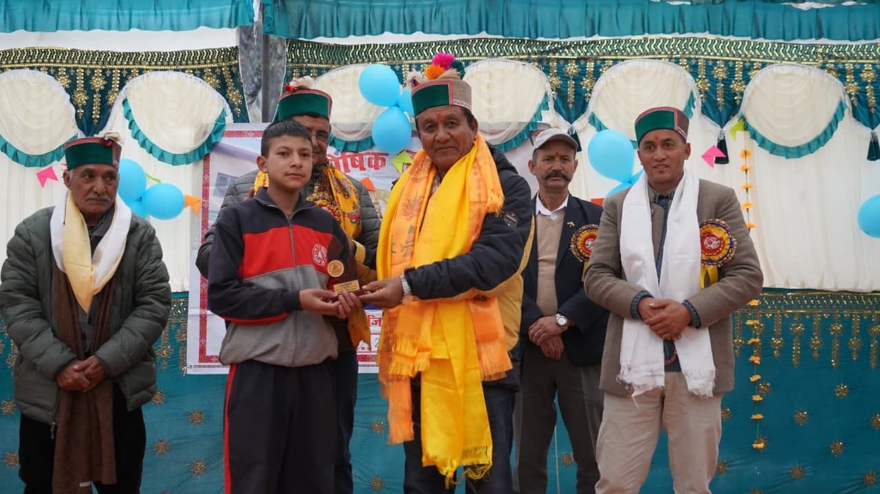 निगुलसरी स्कूल में आयोजित वार्षिक समारोह में सांस्कृतिक प्रस्तुति देते विद्यार्थी। संवाद