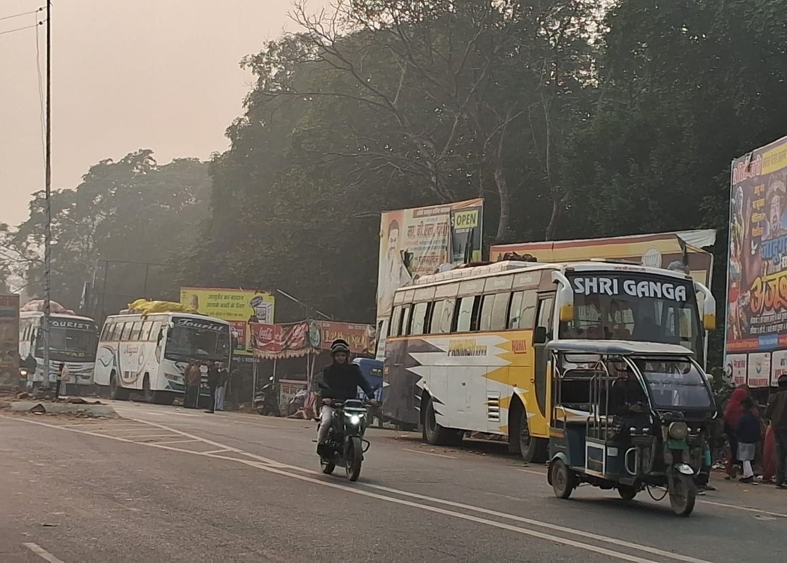नवादा चौकी के पास बद्दी को यात्रियों के इंतजार में खड़ी स्लीपर बस। संवाद नवादा चौकी के पास बद्दी को यात्रियों के इंतजार में खड़ी स्लीपर बस। संवाद