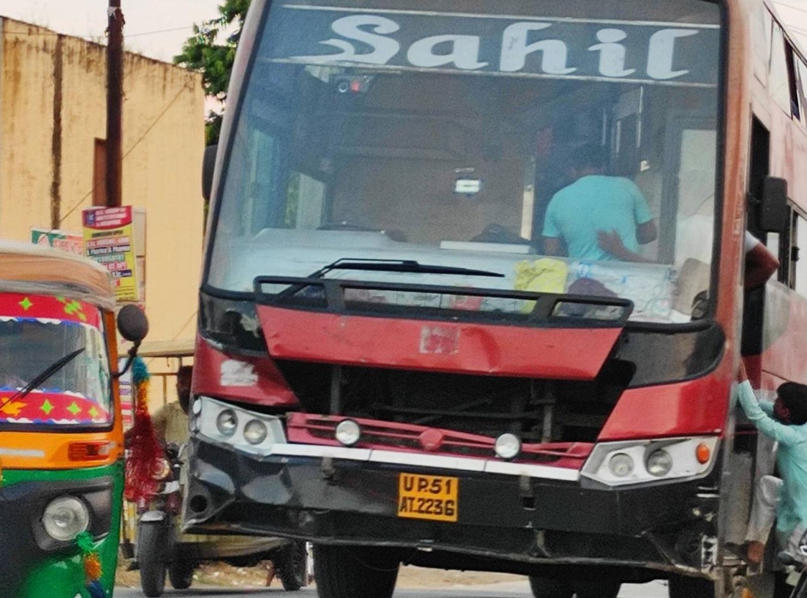 नवादा चौकी के पास बद्दी को यात्रियों के इंतजार में खड़ी स्लीपर बस। संवाद नवादा चौकी के पास बद्दी को यात्रियों के इंतजार में खड़ी स्लीपर बस। संवाद