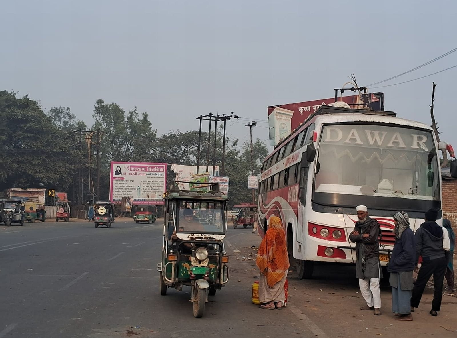 नवादा चौकी के पास बद्दी को यात्रियों के इंतजार में खड़ी स्लीपर बस। संवाद नवादा चौकी के पास बद्दी को यात्रियों के इंतजार में खड़ी स्लीपर बस। संवाद