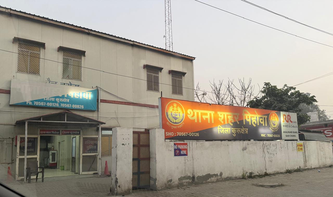 पिहोवा। कड़ाके की ठंड के बावजूद सरस्वती पुल पर   सड़क किनारे  खुले आसमान के नीचे एक कंबल के सहा