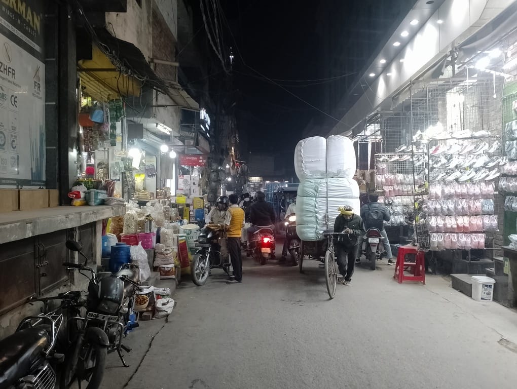 पालिका बाजार में किया जा रहा अतिक्रमण। संवाद