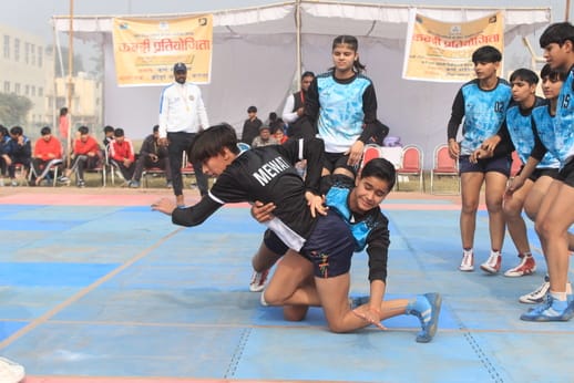 प्रतिद्वंद्वी को पॉइंट निकालकर जाने से रोकती गुरुकुल मोर माजरा की खिलाड़ी। संवाद