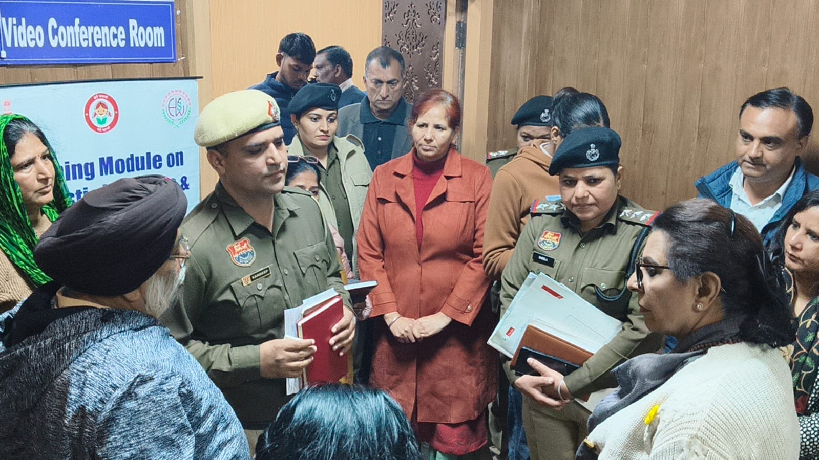 पीड़ित परिवार के साथ बात करती आयोग चेयरपर्सन रेनू भाटिया। संवाद पीड़ित परिवार के साथ बात करती आयोग चेयरपर्सन रेनू भाटिया। संवाद