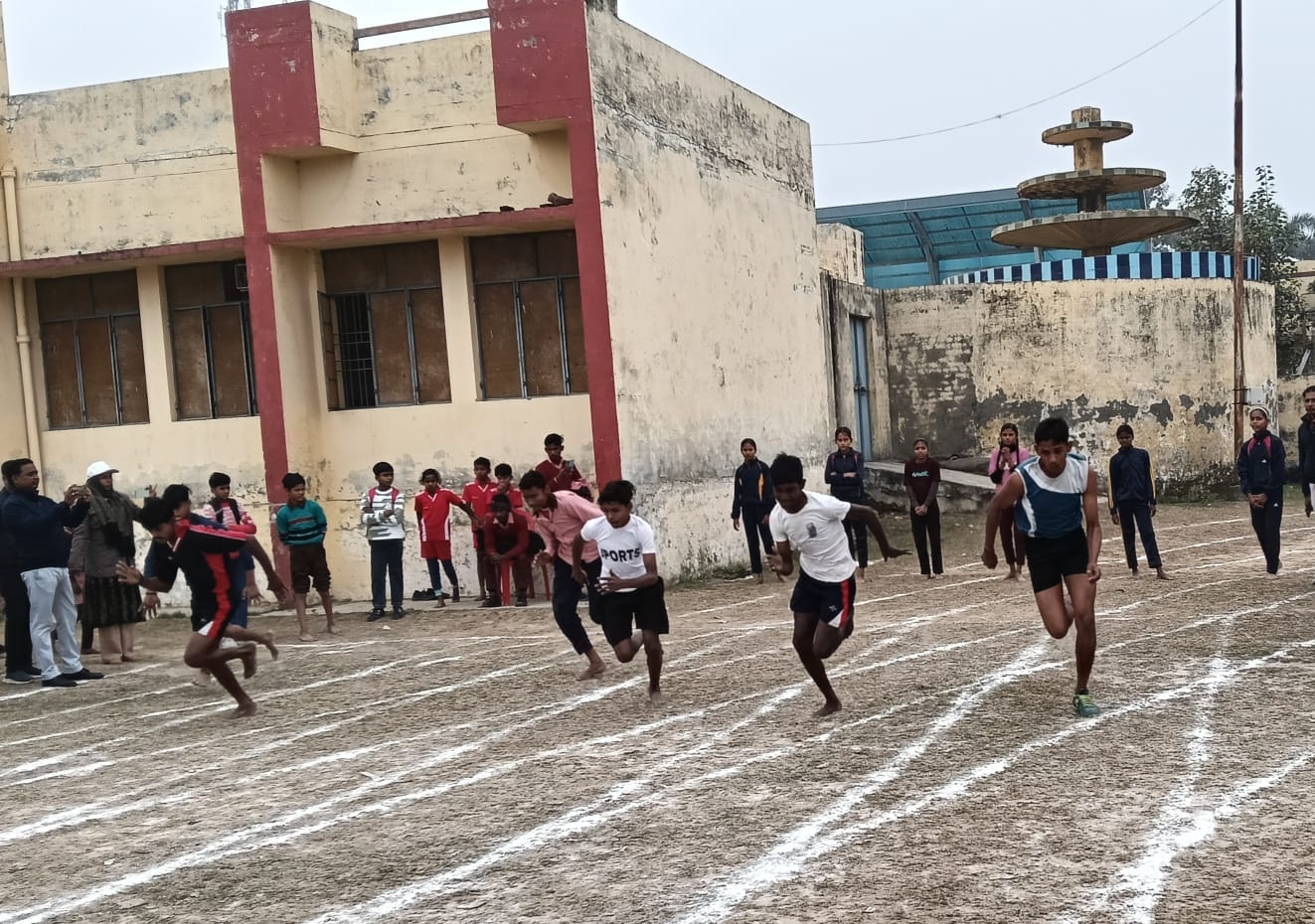 सौ मीटर दौड़ में स्थान पाने वाली छात्राओं को सम्मानित करते डीएम ज्ञानेंद्र सिंह व सीडीओ आरके श् सौ मीटर दौड़ में स्थान पाने वाली छात्राओं को सम्मानित करते डीएम ज्ञानेंद्र सिंह व सीडीओ आरके श्