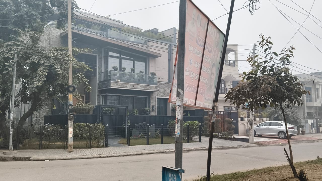 सेक्टर-17 में लगा राजनीतिक पार्टी का अवैध हॉर्डिग। संवाद