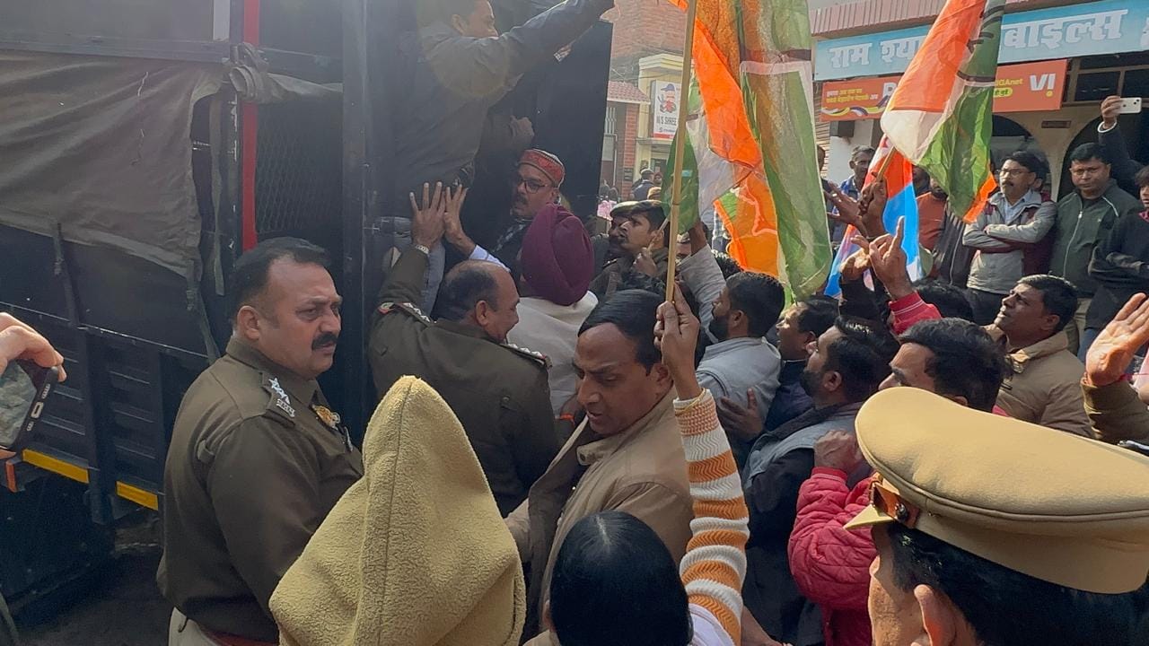 शहर कांग्रेस कार्यालय के निकट मार्ग पर कांग्रेसियों को रोकती पुलिस। संवाद
