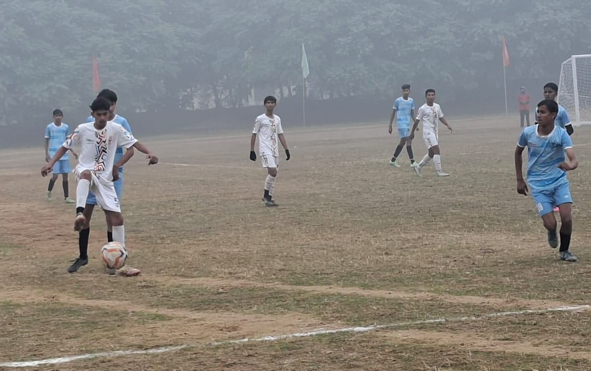 तेजली खेल परिसर में मैच के दौरान भिड़ते खिलाड़ी। संवाद तेजली खेल परिसर में मैच के दौरान भिड़ते खिलाड़ी। संवाद