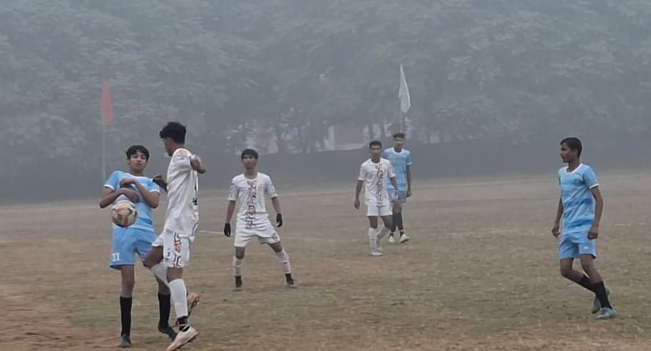 तेजली खेल परिसर में मैच के दौरान भिड़ते खिलाड़ी। संवाद तेजली खेल परिसर में मैच के दौरान भिड़ते खिलाड़ी। संवाद