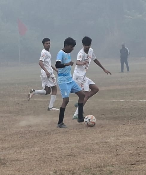 तेजली खेल परिसर में मैच के दौरान भिड़ते खिलाड़ी। संवाद तेजली खेल परिसर में मैच के दौरान भिड़ते खिलाड़ी। संवाद