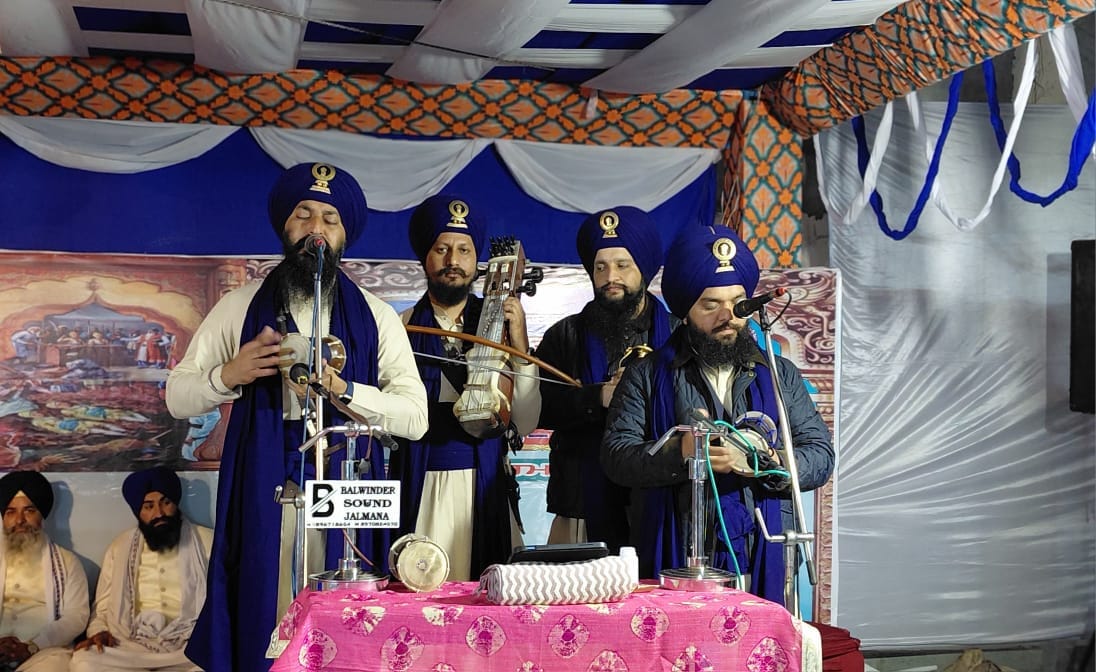 धार्मिक समागम में शामिल श्रद्धालु शांति और श्रद्धा के साथ शबद कीर्तन का श्रवण करती हुईं।