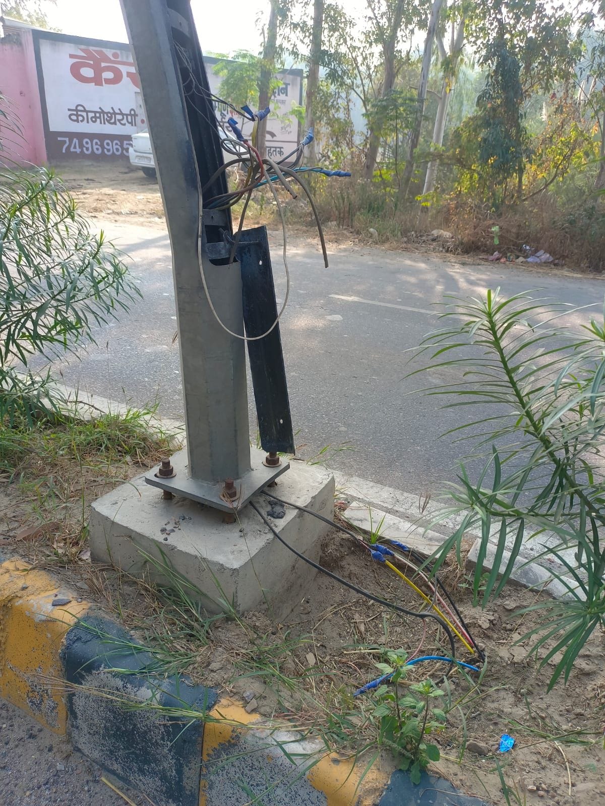 10...शहर के सर्कुलर रोड पर खंभे पर लगे बिजली के खुले तार। संवाद