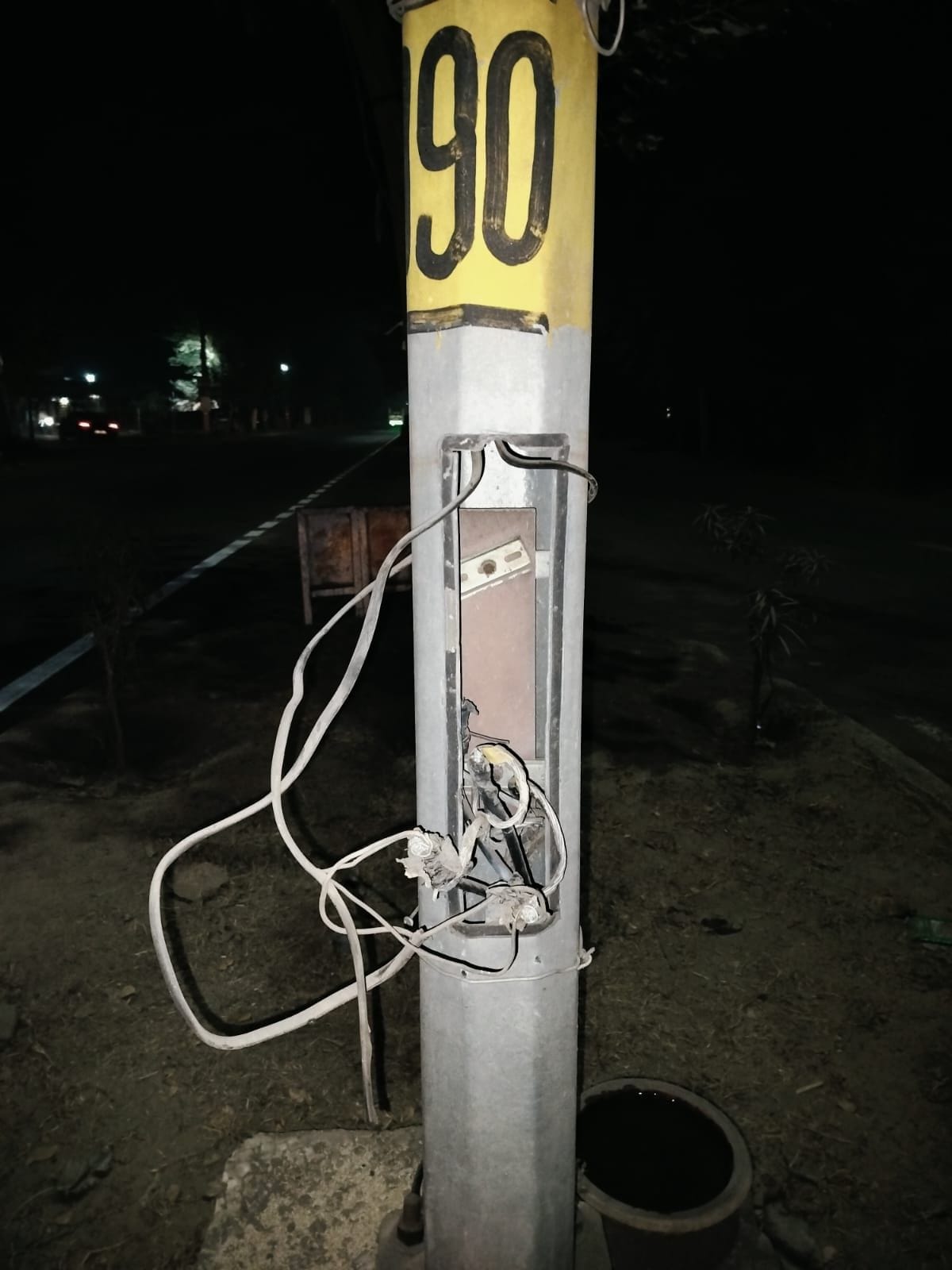 10...शहर के सर्कुलर रोड पर खंभे पर लगे बिजली के खुले तार। संवाद