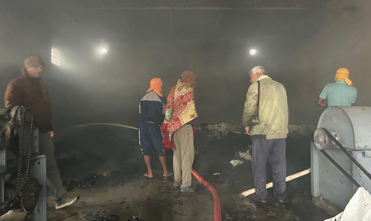 18जेएनडी25-सर्जिकल फैक्ट्री में लगी आग में जली मशीन। स्रोत मालिक