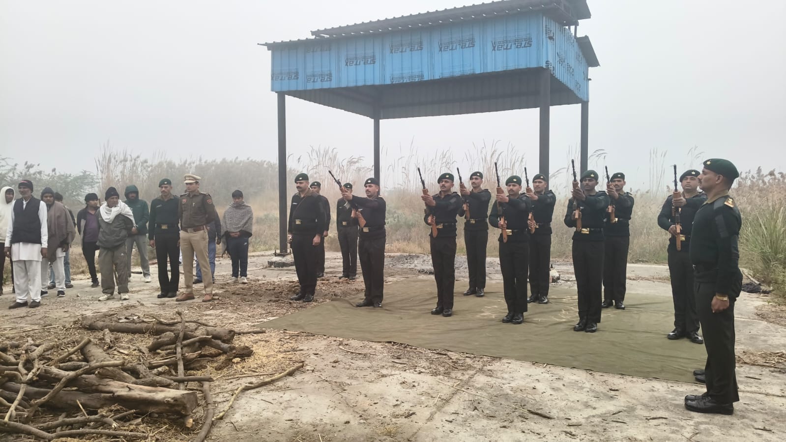 18jjrp16-शेरिया गांव भारतीय सेना की यूनिट डीएससी के जवान नायक प्रवीन कुमार के शव को अंतिम संस्क
