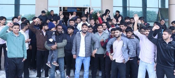 23...रोहतक स्थित एमडीयू में कुलपति कार्यालय पर डीन एससी मलिक से बात करते छात्र। संवाद