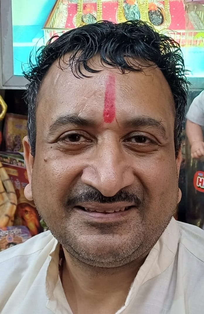 अंबाला छावनी स्थित दुकान में रखी क्रिसमस ट्री को सजाने का सामान। संवाद अंबाला छावनी स्थित दुकान में रखी क्रिसमस ट्री को सजाने का सामान। संवाद
