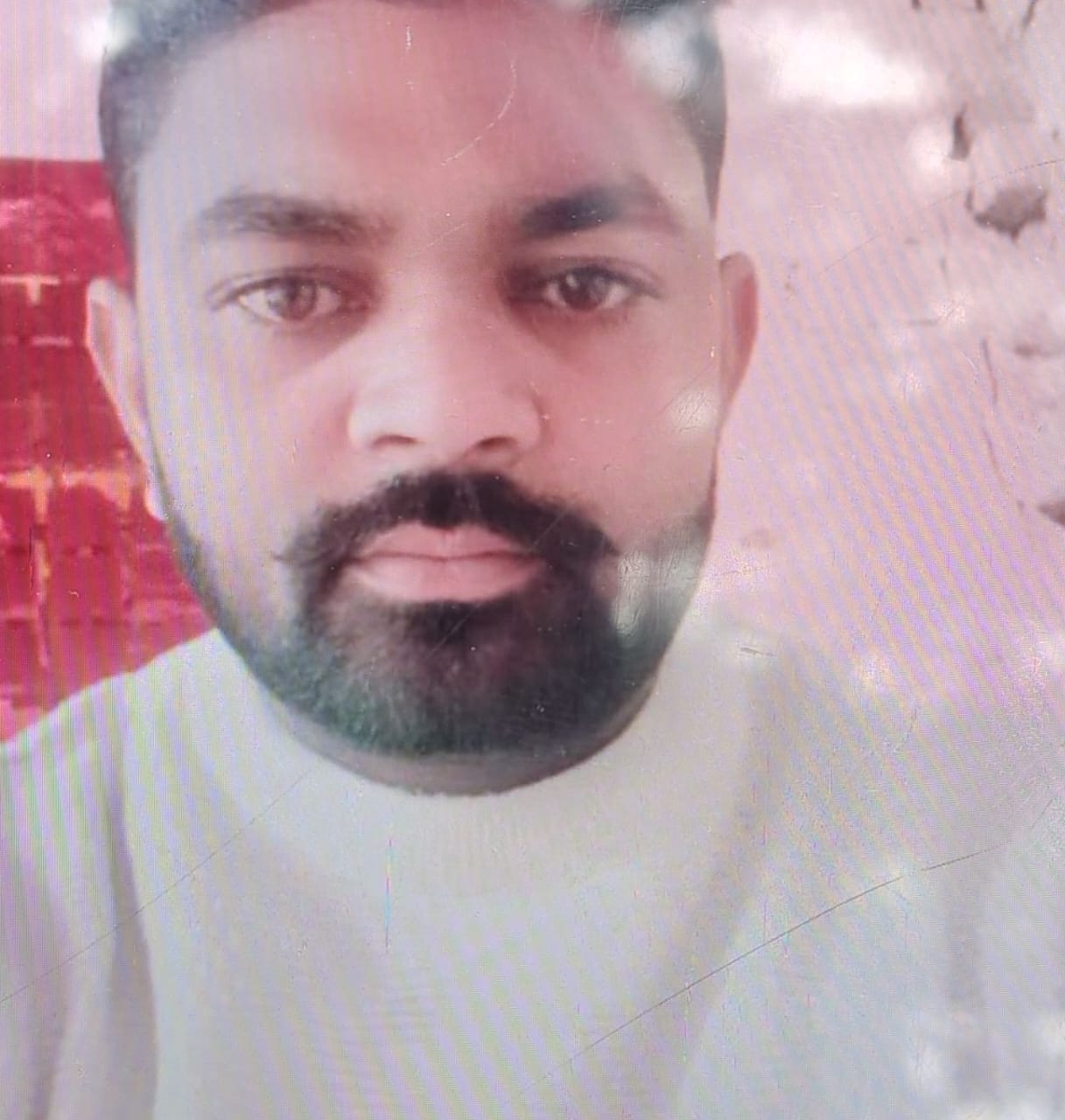 अलापुर थाना क्षेत्र में युवक की हत्या के बाद पोस्टमार्टम हाउस पहुंचे उसके परिवारीजन। स्रोत- ग्र