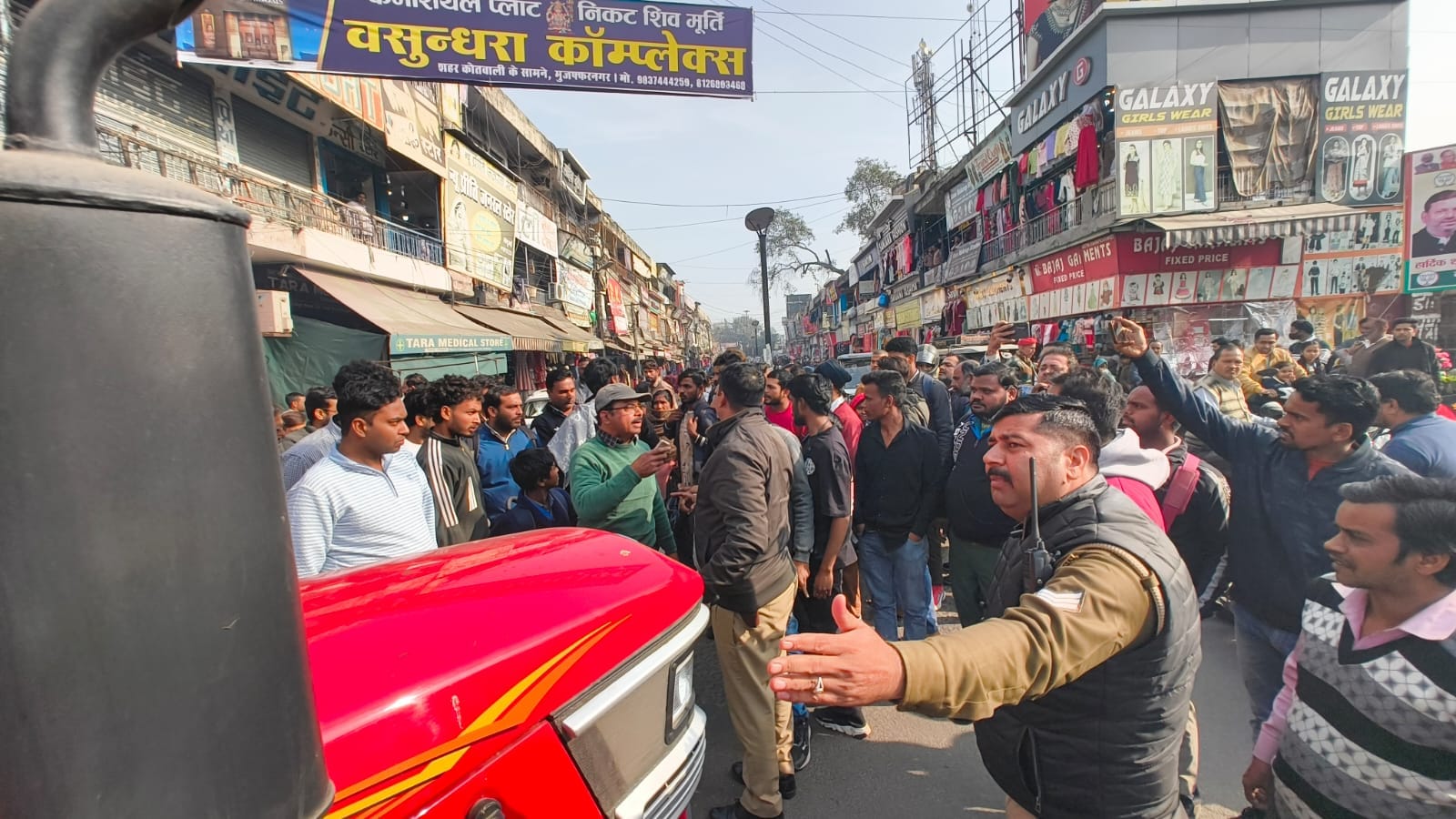 अतिक्रमण हटाओ अभियान के विरोध में ट्रैक्टर ट्राली के सामने लेटा वेंडर। स्रोत-वीडियोग्रैब