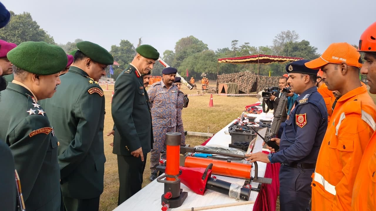 भूकंप या युद्ध के दौरान धराशायी इमारतों में फंसे लोगों को सुरक्षित बाहर निकालने के लिए एनडीआरएफ भूकंप या युद्ध के दौरान धराशायी इमारतों में फंसे लोगों को सुरक्षित बाहर निकालने के लिए एनडीआरएफ