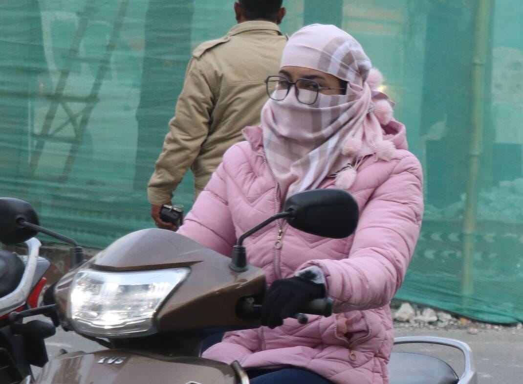 बिजनौर में बृहस्पतिवार की सुबह छाए कोहरे से जाता बाइक सवार। संवाद