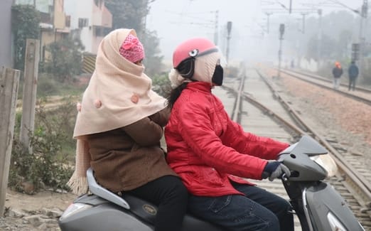 बिजनौर में कड़ाके की ठंड में बच्चों को गर्म कपड़ों में लपेटकर स्कूल छोड़ने जाते अभिभावक। संवाद