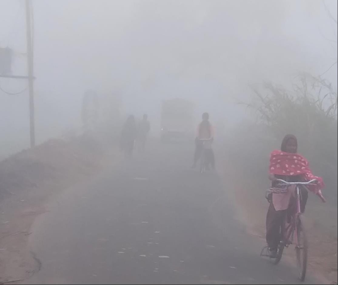 बिजनौर में कड़ाके की ठंड में बच्चों को गर्म कपड़ों में लपेटकर स्कूल छोड़ने जाते अभिभावक। संवाद