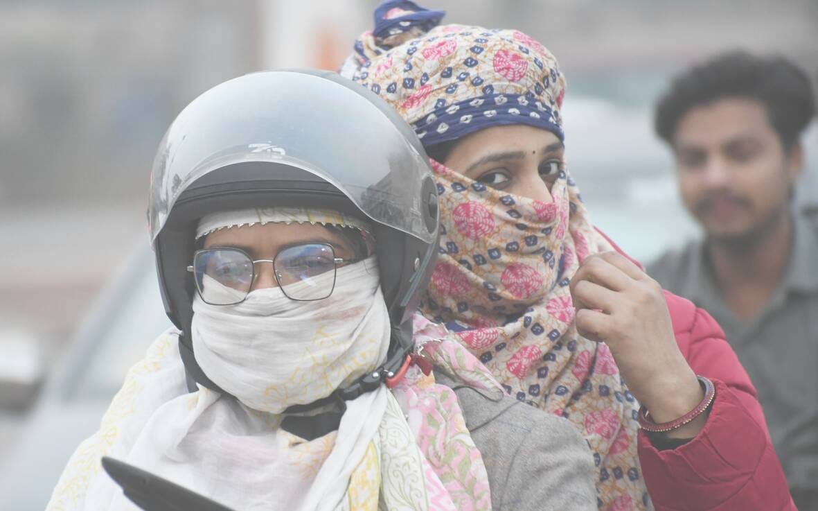 बुधवार को ठंड और प्रदूषण से बचने के लिए मास्क लगाए और मुंह बांधे नजर आए लोग। ं बुधवार को ठंड और प्रदूषण से बचने के लिए मास्क लगाए और मुंह बांधे नजर आए लोग। ं