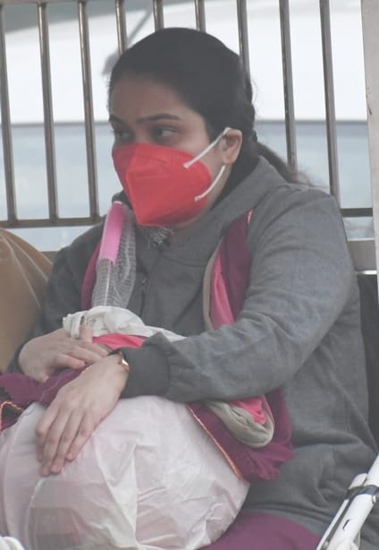 बुधवार को ठंड और प्रदूषण से बचने के लिए मास्क लगाए और मुंह बांधे नजर आए लोग। ं बुधवार को ठंड और प्रदूषण से बचने के लिए मास्क लगाए और मुंह बांधे नजर आए लोग। ं
