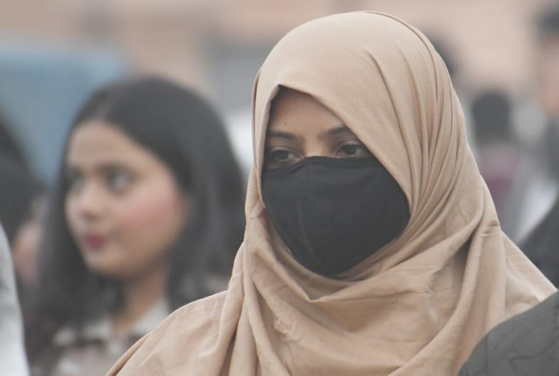 बुधवार को ठंड और प्रदूषण से बचने के लिए मास्क लगाए और मुंह बांधे नजर आए लोग। ं बुधवार को ठंड और प्रदूषण से बचने के लिए मास्क लगाए और मुंह बांधे नजर आए लोग। ं