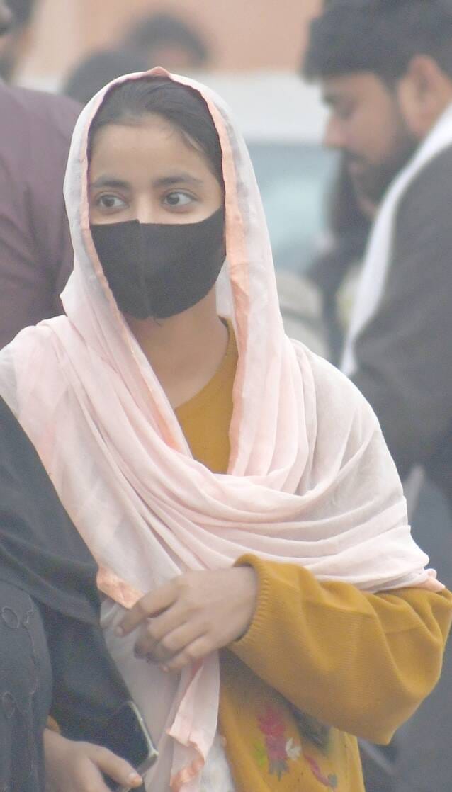 बुधवार को ठंड और प्रदूषण से बचने के लिए मास्क लगाए और मुंह बांधे नजर आए लोग। ं बुधवार को ठंड और प्रदूषण से बचने के लिए मास्क लगाए और मुंह बांधे नजर आए लोग। ं