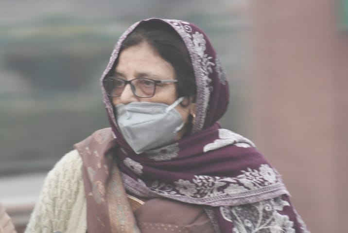 बुधवार को ठंड और प्रदूषण से बचने के लिए मास्क लगाए और मुंह बांधे नजर आए लोग। ं बुधवार को ठंड और प्रदूषण से बचने के लिए मास्क लगाए और मुंह बांधे नजर आए लोग। ं