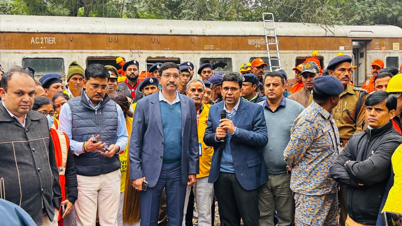 चंडीगढ़-वाराणसी स्पेशल की बोगियां पटरी से उतरीं, लगी आग, अफसरों ने संभाला मोर्चा !