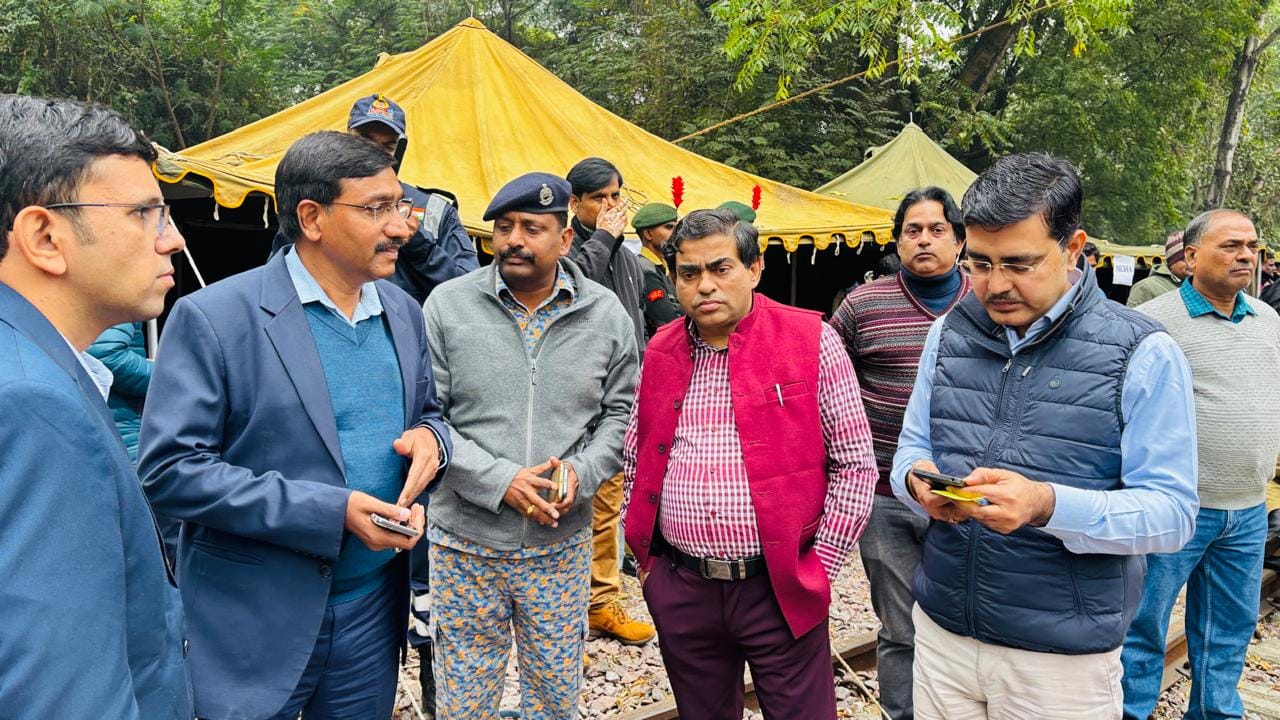 चंडीगढ़-वाराणसी स्पेशल की बोगियां पटरी से उतरीं, लगी आग, अफसरों ने संभाला मोर्चा !