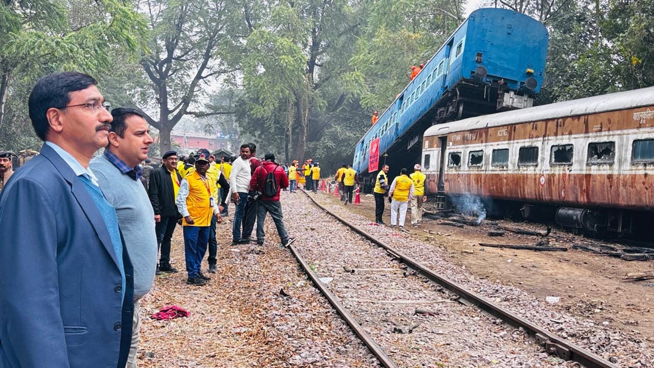 चंडीगढ़-वाराणसी स्पेशल की बोगियां पटरी से उतरीं, लगी आग, अफसरों ने संभाला मोर्चा !