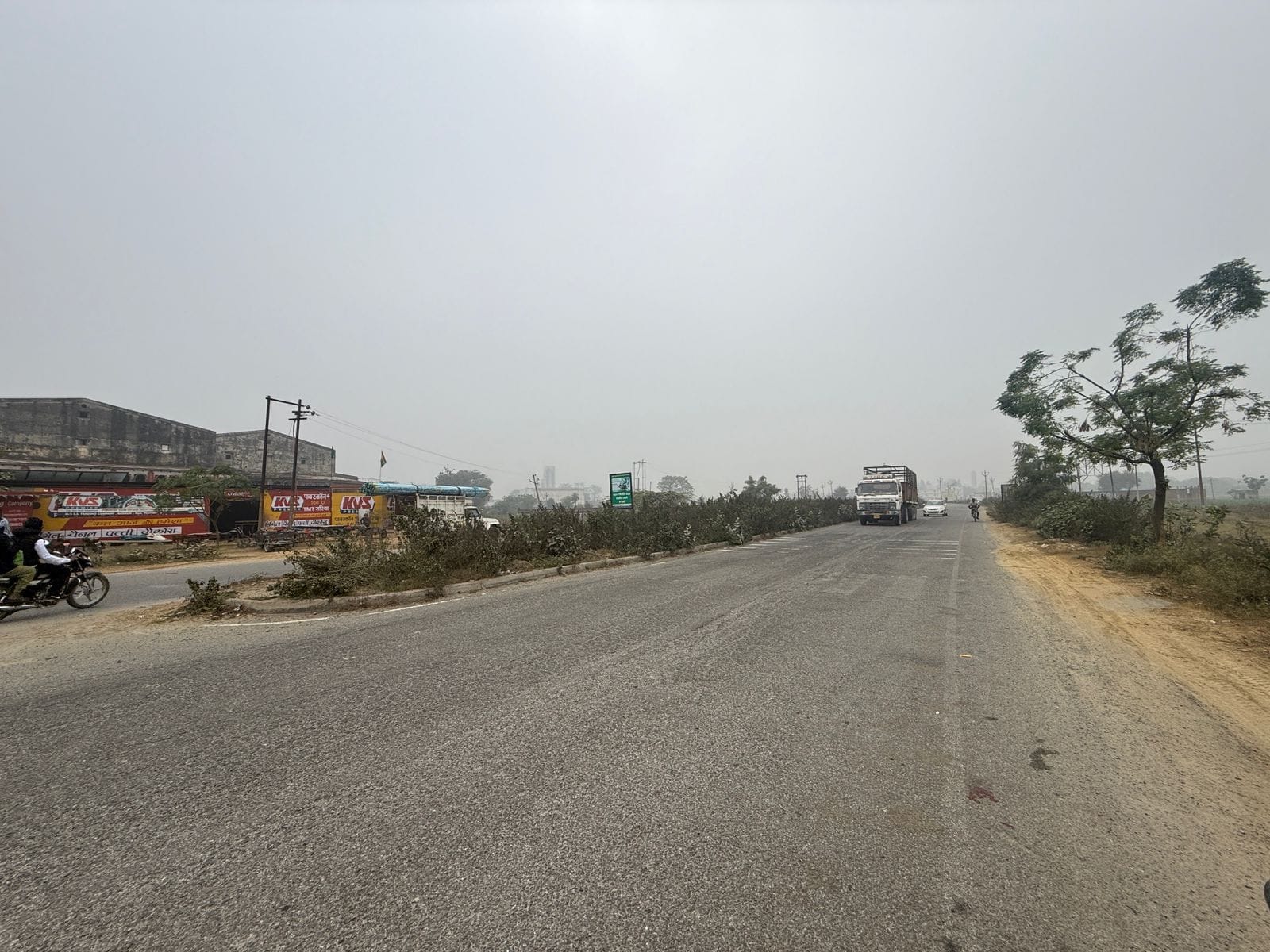 चंदौसी -बिसौली रोड पर नहीं दिखे सुरक्षा के कोई इंतजाम। संवाद