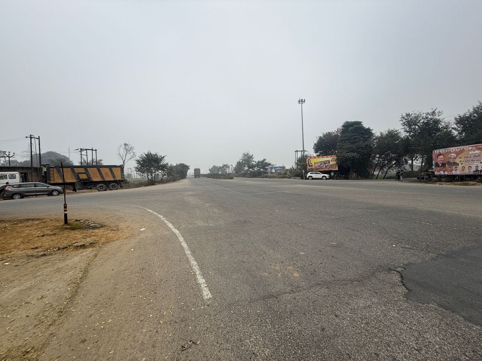 चंदौसी -बिसौली रोड पर नहीं दिखे सुरक्षा के कोई इंतजाम। संवाद